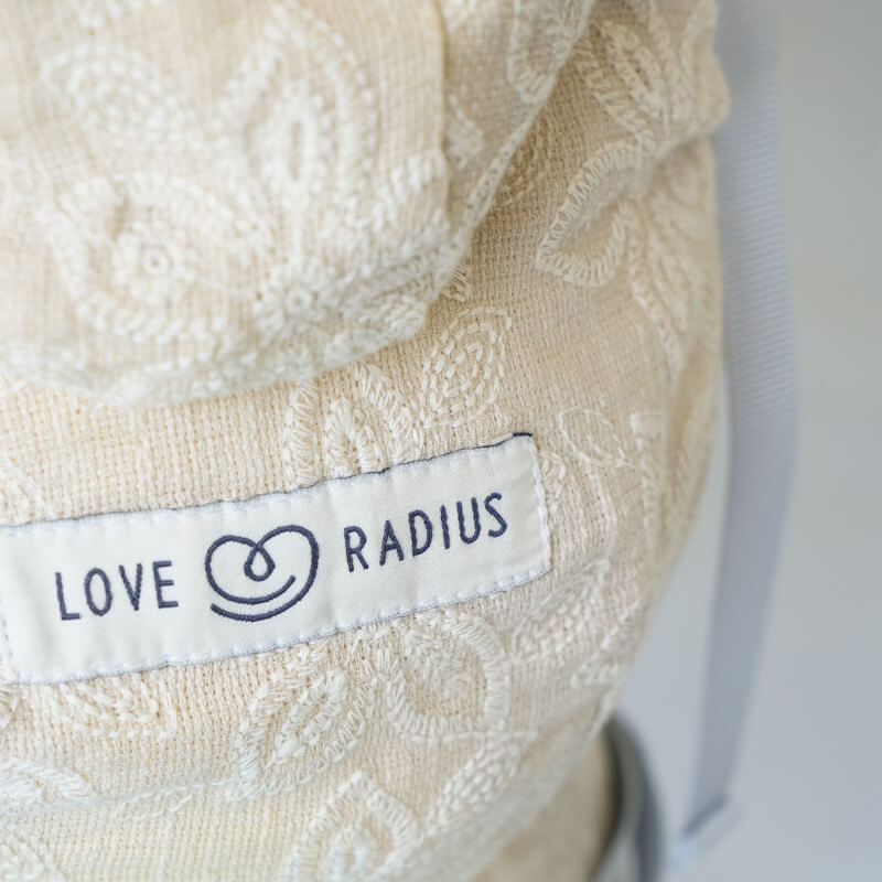 Love Radius HoodieCarrier 2 Fleur di Lino, dettaglio etichetta marca su tessuto traforato crema
