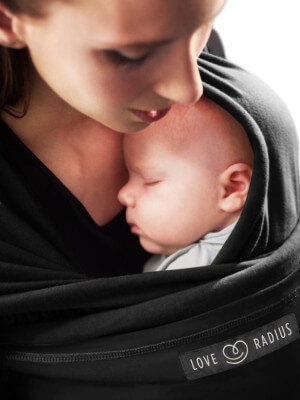 Mãe envolvendo seu bebê no sling Love Radius preto, vista lateral aproximada