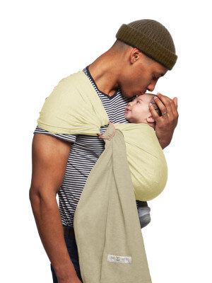 Les Imparfaits - Sling - No Knot Little Wrap - Vanilla, Eucalyptus (omkeerbaar) Love Radius sling vanilla reversible, vader draagt baby in draagdoek