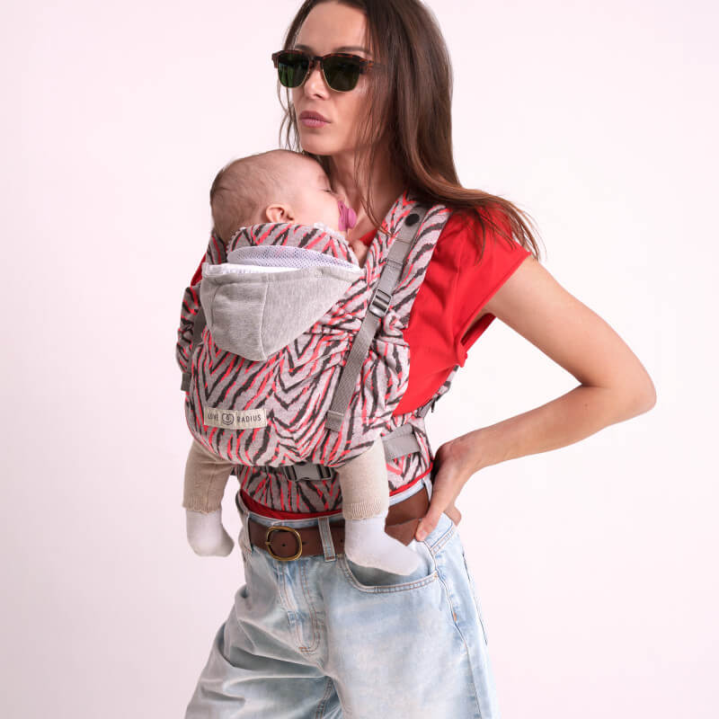 szuper stílusos anya a babájával a HoodieCarrier 2 Pink Bazar babahordozóban
