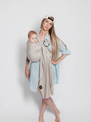 Les Imparfaits - Sling No Knot Woven Wrap - kleur Or Blanc Moeder draagt baby in Love Radius Les Imparfaits sling lichtgrijs, volledig vooraanzicht