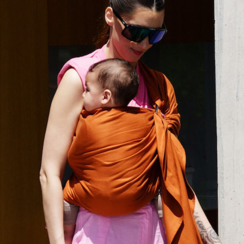 Love Radius Sling Echarpe Tissée Fauve, buikdragen baby in actie, knoop detail