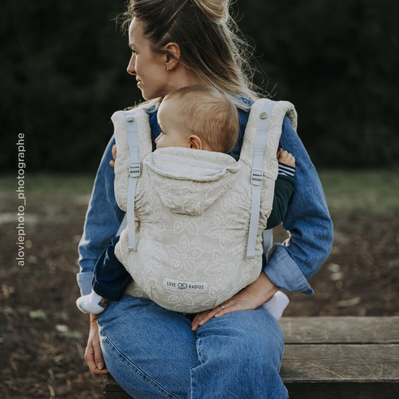 Love Radius HoodieCarrier 2 indossato da mamma con neonato all'aperto in natura