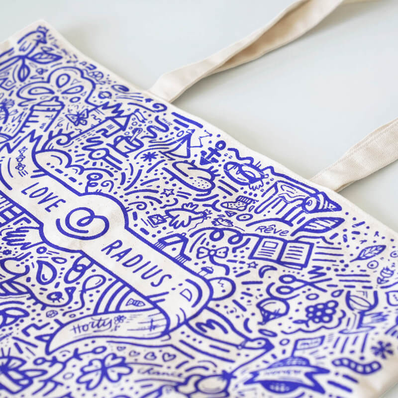 Love Radius X HortyFleur Cabas-Tasche mit blauweißem Doodle-Muster und Stoffgriffen