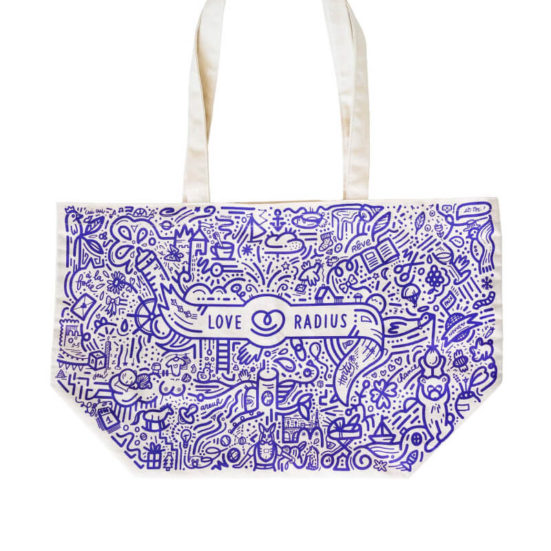 Bolsa de tela Love Radius con motivo azul y blanco, vista frontal con asas naturales