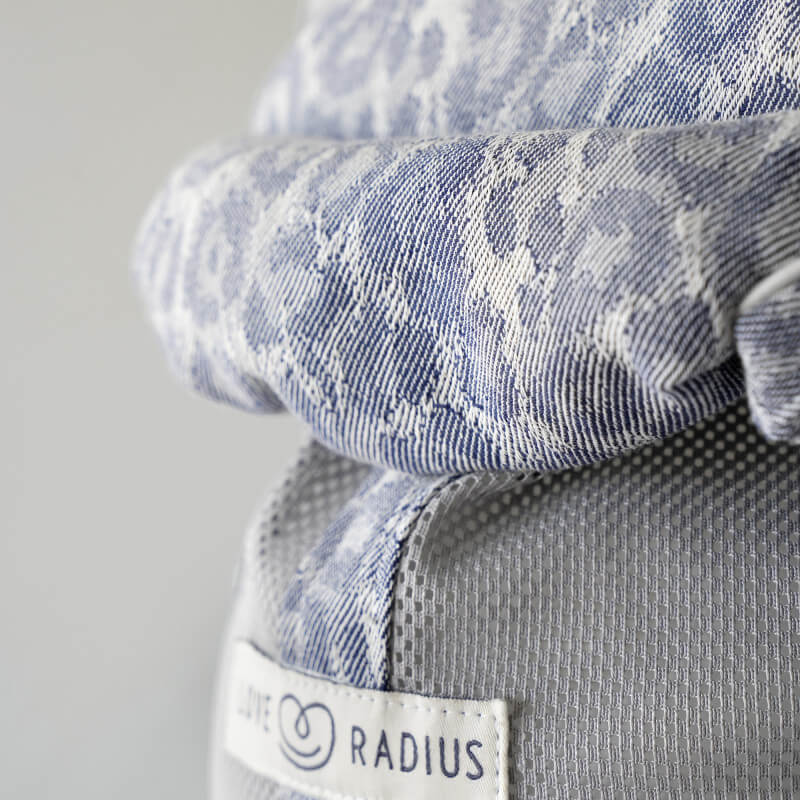 Love Radius PhysioCarrier 2 Blue Leopard Babytrage, Detailansicht des blauen Leoparden-Gewebes und Etikett