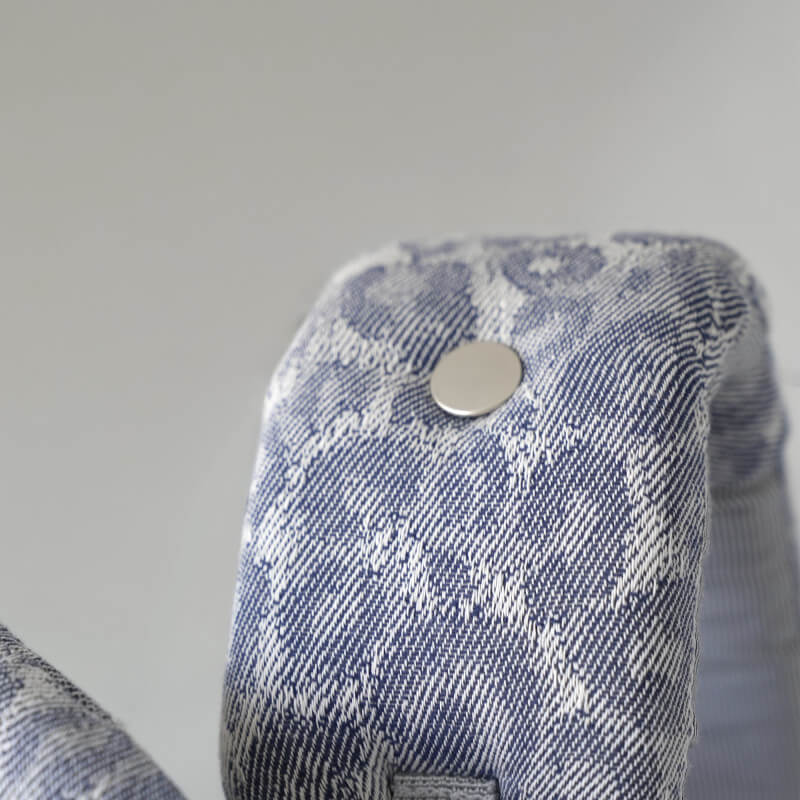 Love Radius PhysioCarrier 2 Blue Leopard Babytrage, Detailansicht des blau-weißen Leopardenmuster