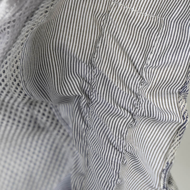 Detailansicht der Love Radius PhysioCarrier 2 Blue Leopard Babytrage, hellgraues Streifenmuster