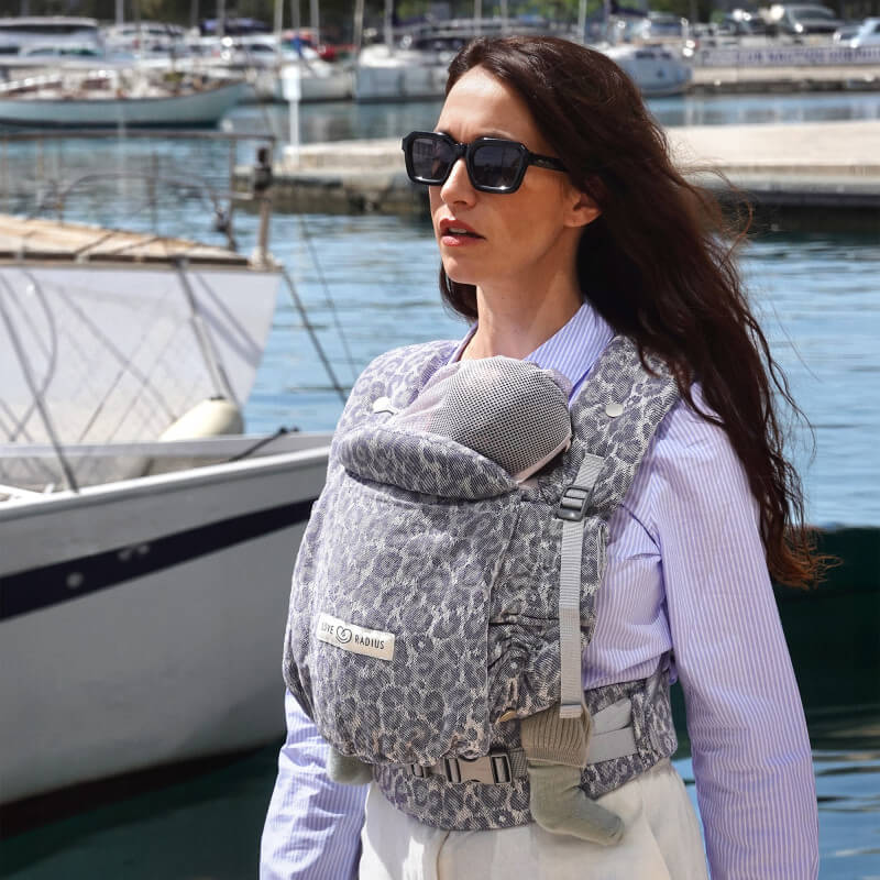 Babytrage Love Radius PhysioCarrier 2 Blue Leopard frontal getragen mit Seesicht und Segelbooten