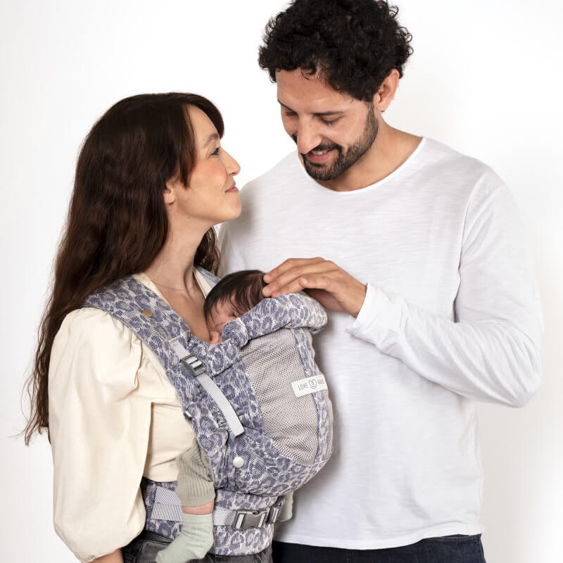 Love Radius PhysioCarrier 2 Blue Leopard Babytrage von Eltern mit Neugeborenem getragen
