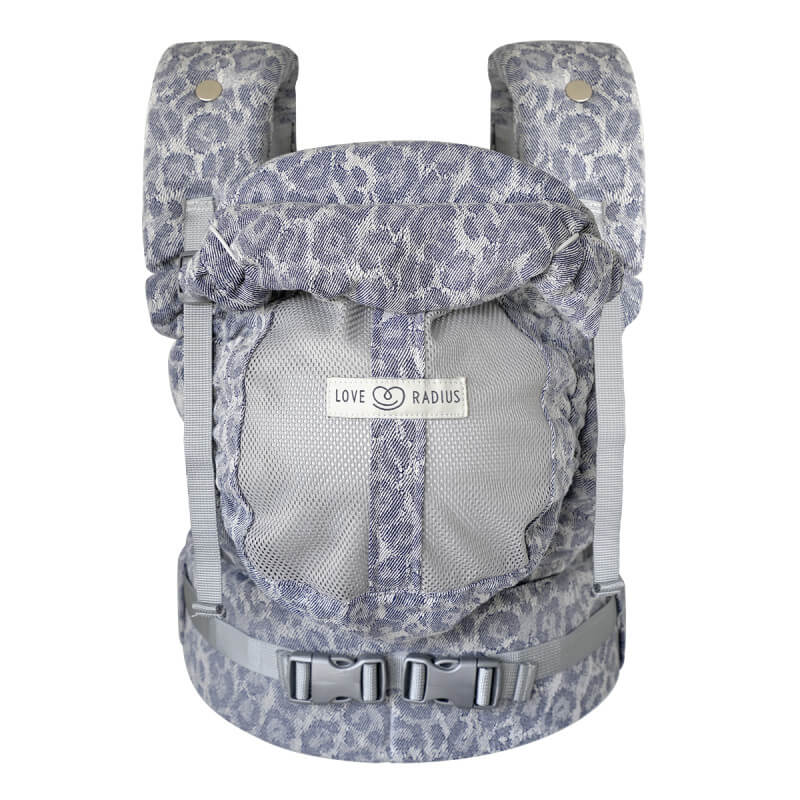 Love Radius PhysioCarrier 2 blau Leopard, Vorderansicht mit sichtbaren Gurten und Schnallen