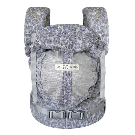 Babytrage PhysioCarrier 2 Blue Leopard Love Radius PhysioCarrier 2 blau Leopard, Vorderansicht mit sichtbaren Gurten und Schnallen