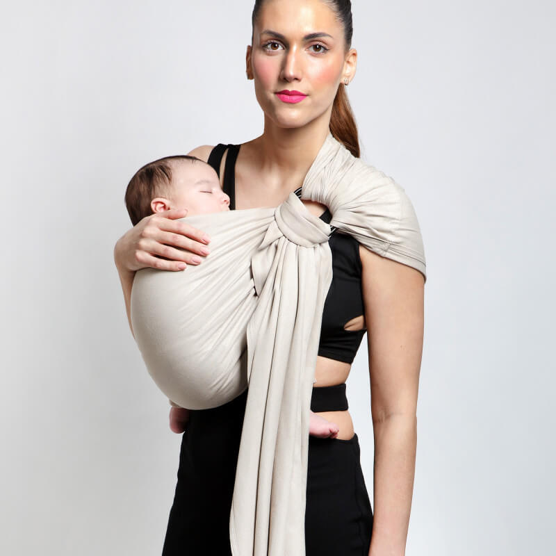 Madre llevando bebé en Love Radius Sling Echarpe Tejida color Oro Blanco