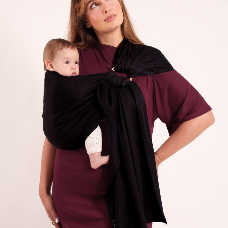 Mãe carregando bebê com Love Radius Sling Echarpe Tecida preta sem nó