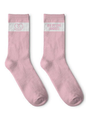 Meias QUE DU LOVE (RADIUS) Rosa Par de meias Love Radius rosa com faixa de texto QUE DU LOVE, vista frontal completa