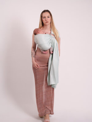 Les Imparfaits - Sling No Knot Woven Wrap - Lichtblauw Love Radius draagsjaal geweven, demonstratie op moeder die pasgeboren baby draagt