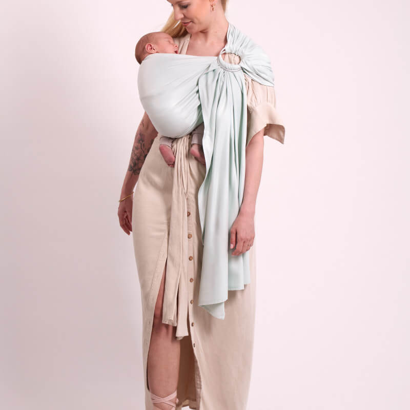 Love Radius Les Imparfaits sling draagdoek geweven lichtblauw gedragen met pasgeboren baby