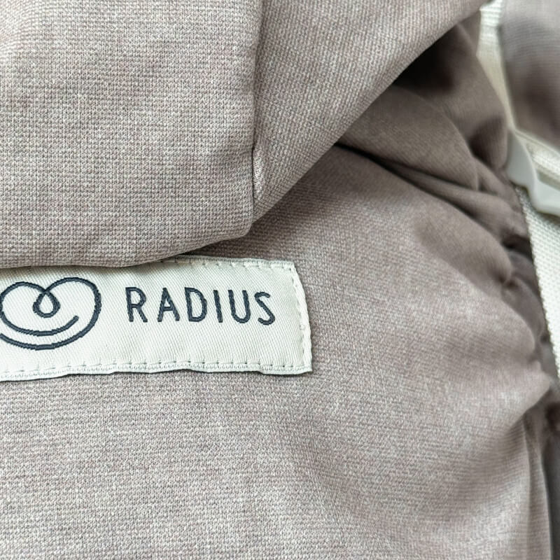 Nosidełko HoodieCarrier 2 Grain de Sable Love Radius, widoczna metka, gęsta tkanina szara