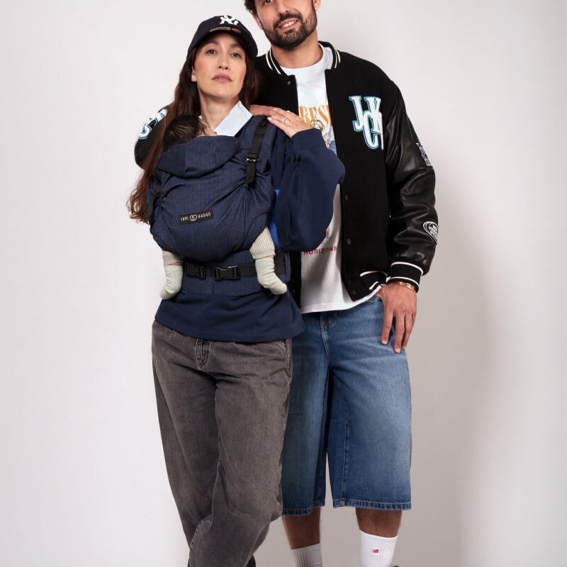 Love Radius HoodieCarrier 2 llevado por una mujer con su hijo en situación real