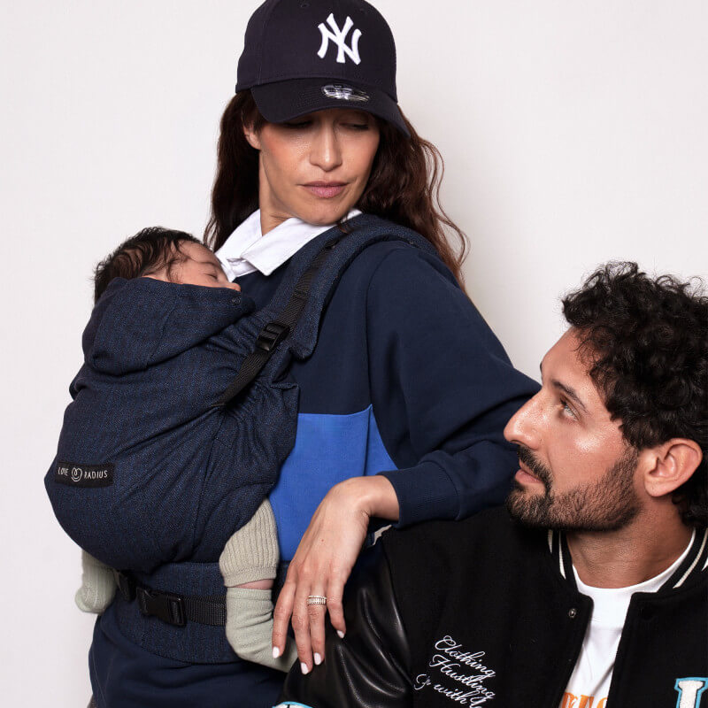 Femme portant Love Radius HoodieCarrier 2 Boyfriend noir avec bébé, vue de trois-quarts