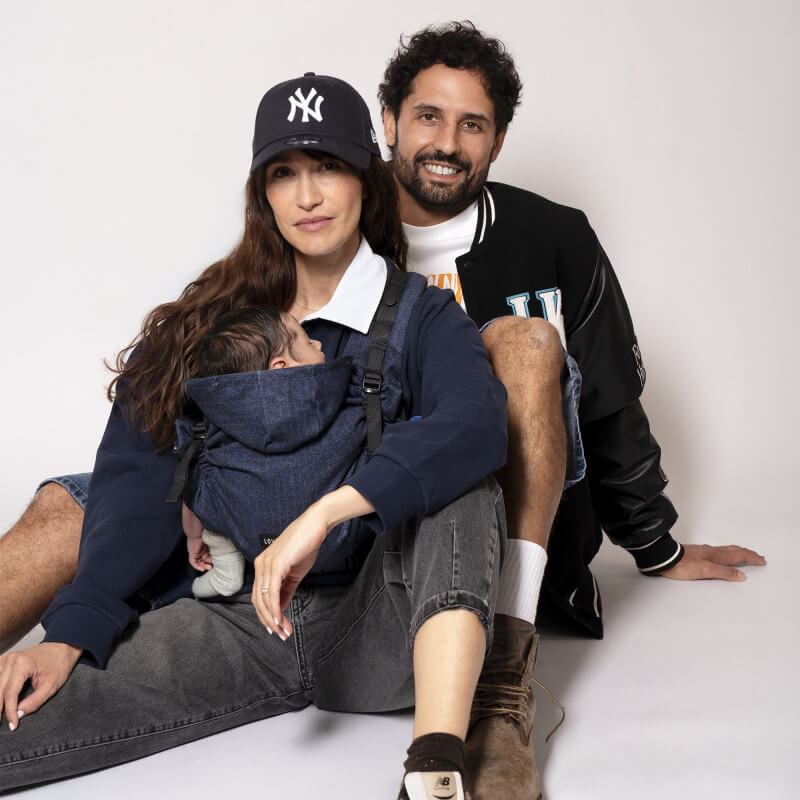 Love Radius HoodieCarrier 2 Boyfriend, coppia che indossa il marsupio in denim blu marino