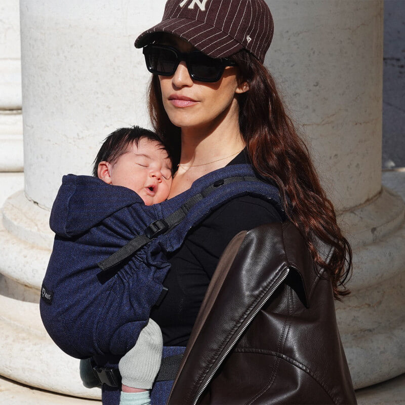 Love Radius HoodieCarrier 2 Boyfriend madre llevando bebé dormido en entorno urbano