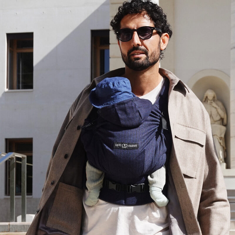 Love Radius HoodieCarrier 2 Boyfriend, porte-bébé bleu marine porté par un homme en extérieur urbain