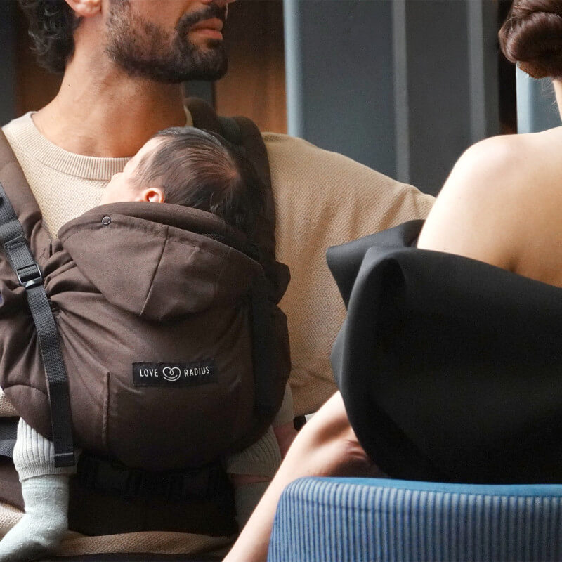 Love Radius HoodieCarrier 2 Wood porté par père avec bébé en extérieur urbain