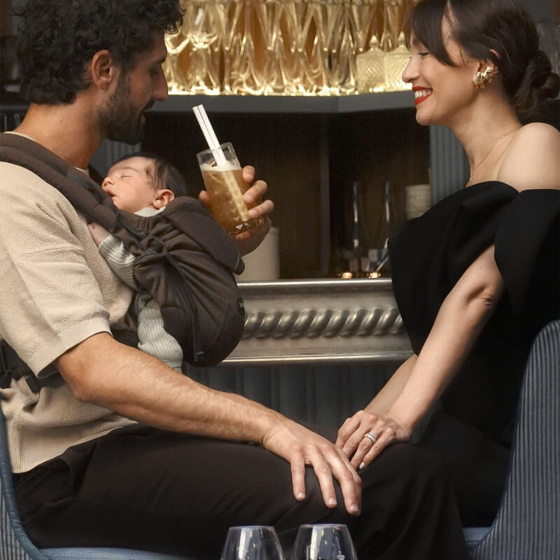 Marsupio Love Radius HoodieCarrier 2 Wood indossato durante una serata in famiglia