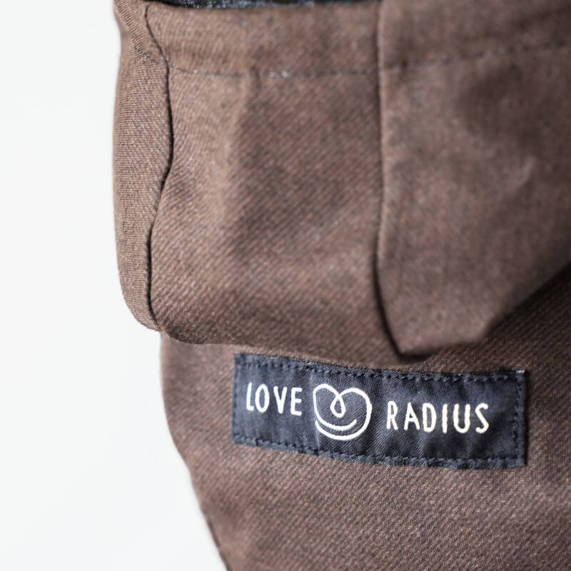 Love Radius HoodieCarrier 2 Wood, détail de la poche ventrale beige avec étiquette marque