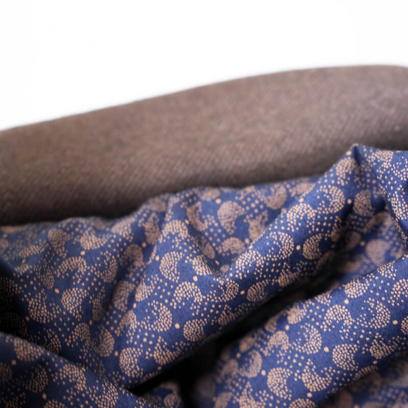 Porte-bébé HoodieCarrier 2 Love Radius bleu motif doré, détail du tissu et de la capuche