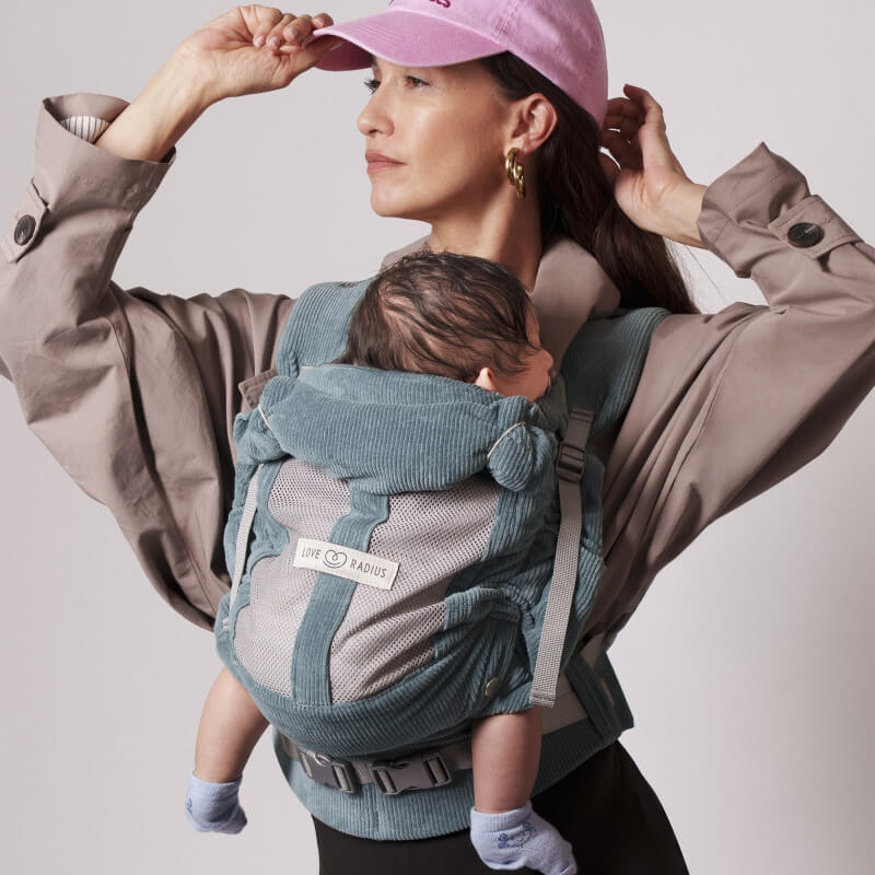 Femme portant Love Radius PhysioCarrier 2 Velvet Blue avec enfant, vue de profil