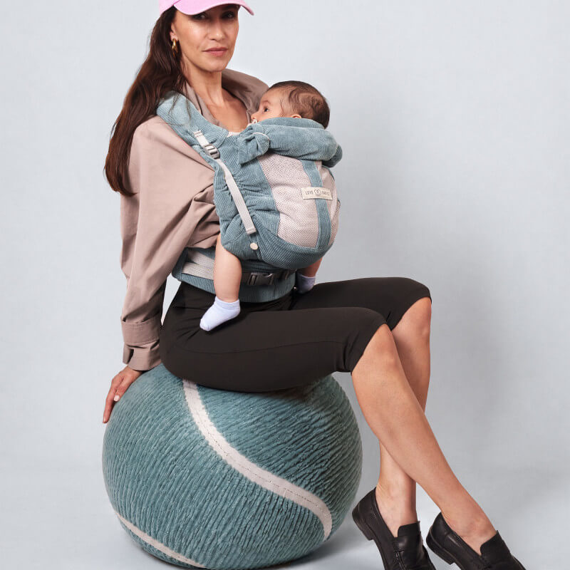 Mamma som bär baby med PhysioCarrier 2 Velvet Blue Love Radius