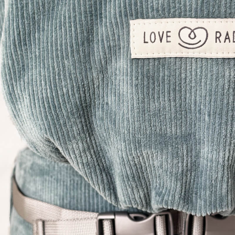 Love Radius PhysioCarrier 2 Velvet Blue, detalj av etikett och justerbar rem