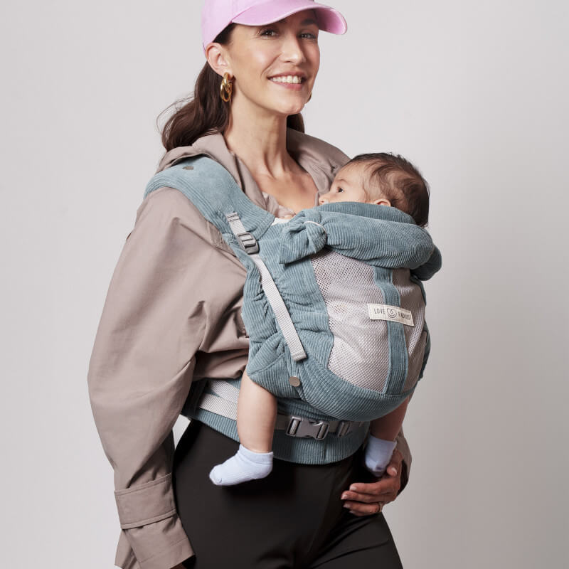 Mãe carregando bebê no Love Radius PhysioCarrier 2 Velvet Blue, vista lateral