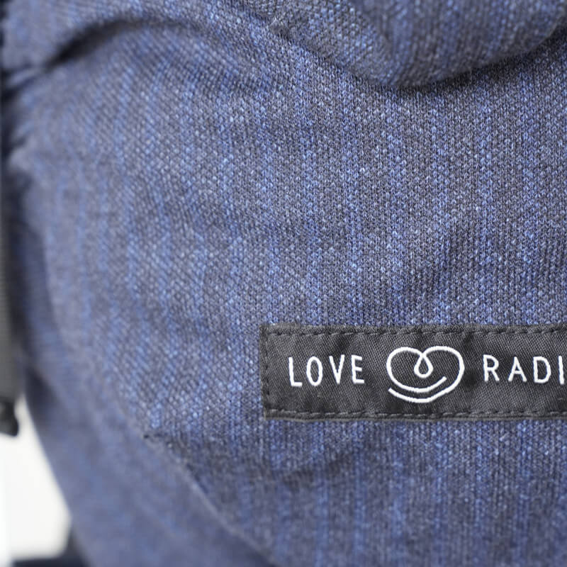 Détail étiquette Love Radius HoodieCarrier 2 Boyfriend, tissu bleu chiné rapproché