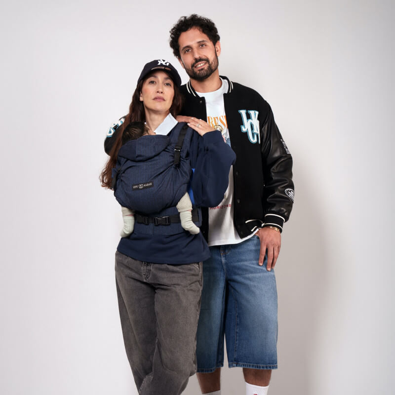 Canguru HoodieCarrier 2 Love Radius usado por casal em roupas casuais
