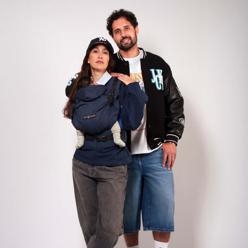 Love Radius HoodieCarrier 2 Boyfriend, portabebé azul marino llevado por mujer en posición frontal