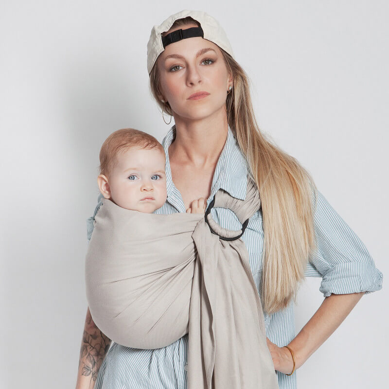 Moeder draagt baby in Love Radius Sling Geweven Draagdoek Zonder Knoop kleur Wit Goud