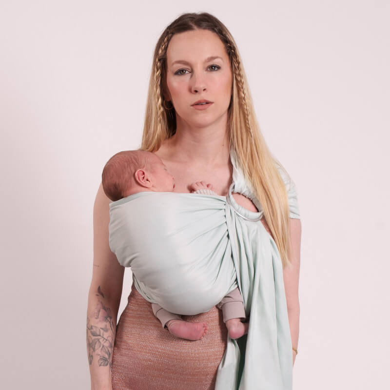 Love Radius Sling Fascia Tessuto Senza Nodo Azzurro Chiaro, madre che porta il neonato