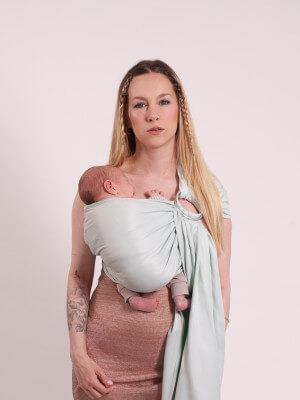 Csomómentes szövött hordozókendő gyűrűs kendő - Világos azúr Love Radius Sling szövött hordozó Azur Clair, anya az újszülöttjét hordja